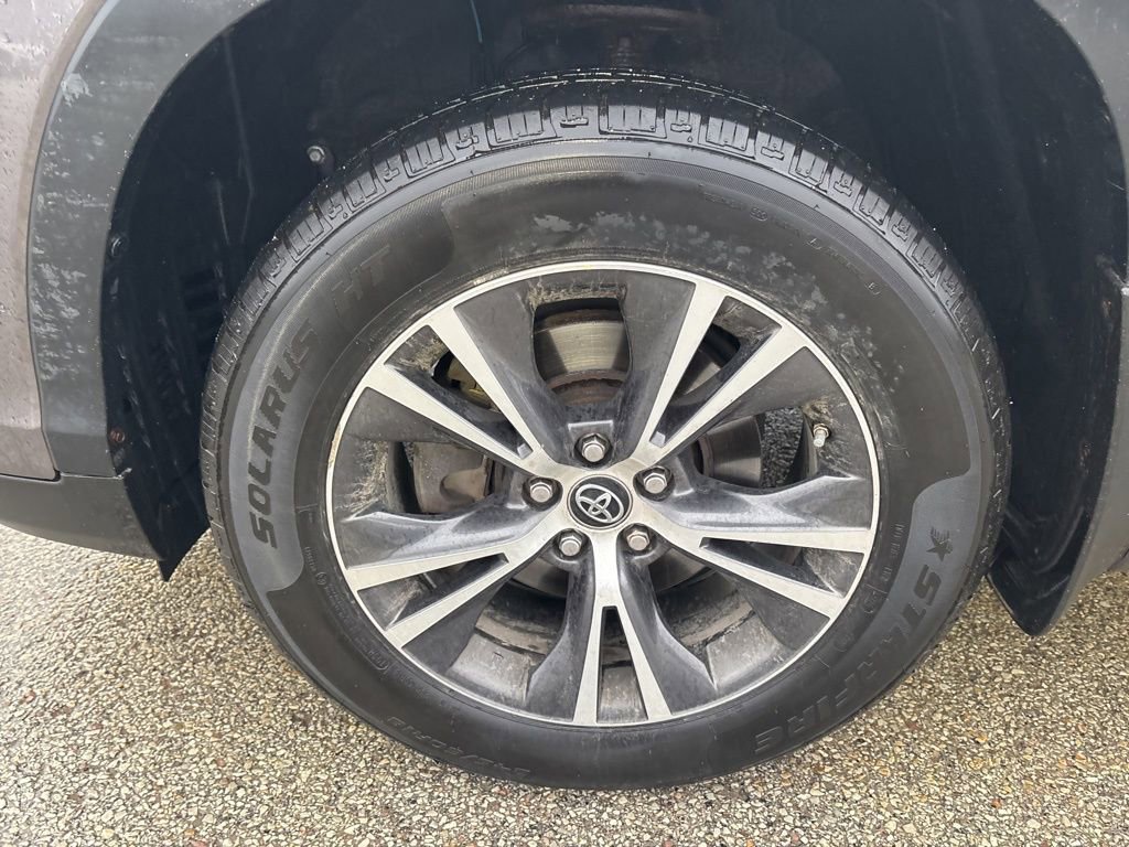 Used 2018 Toyota Highlander LE AWD/4WD image 35