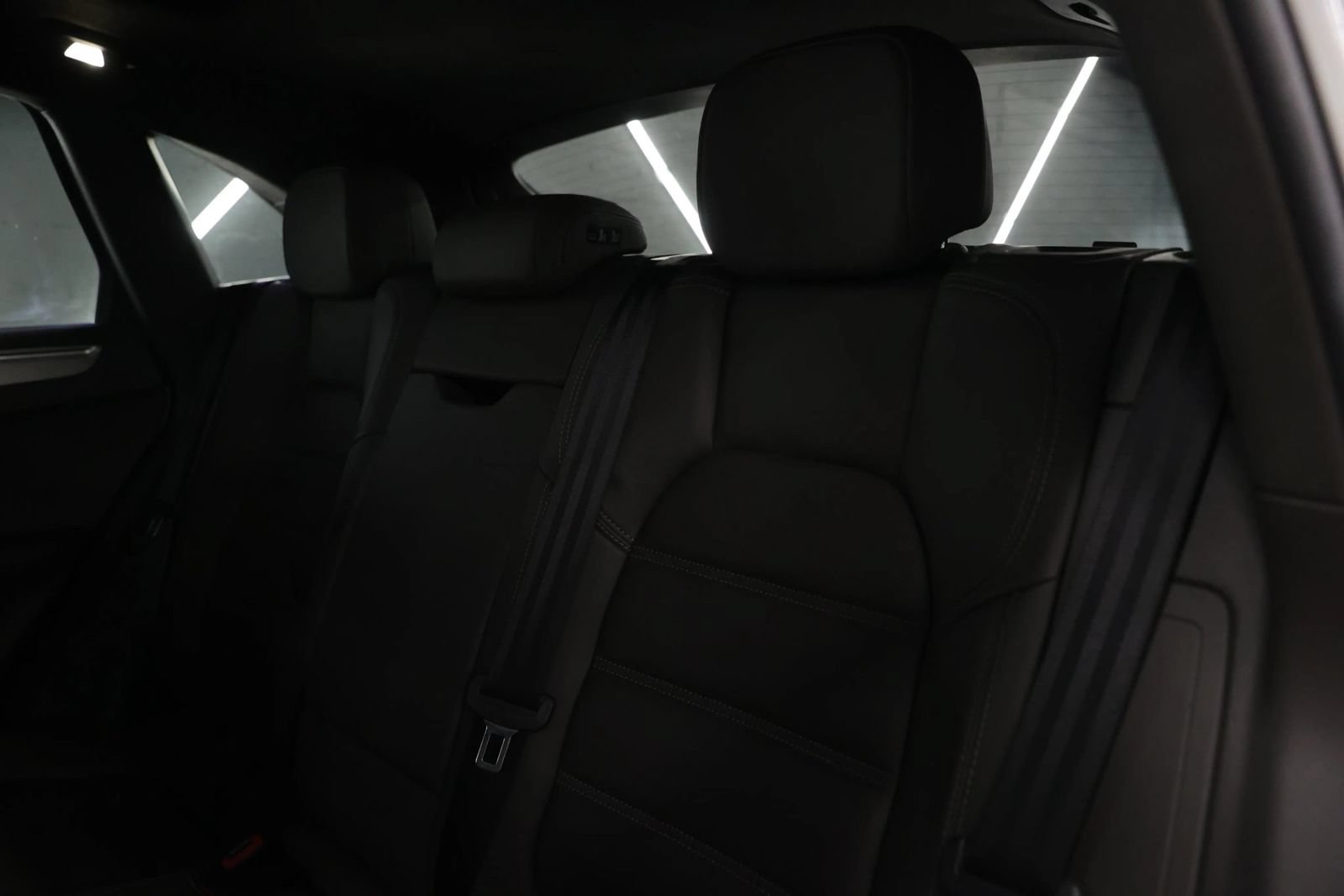 Used 2020 Porsche Macan Turbo AWD/4WD image 17