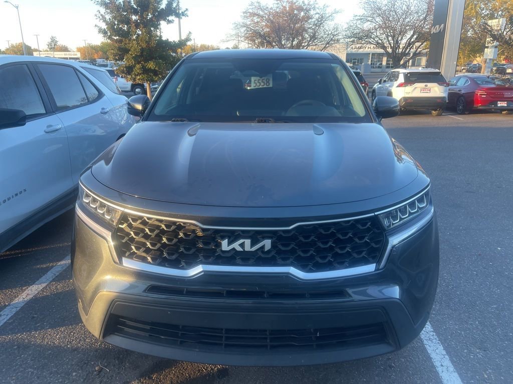 Used 2023 Kia Sorento LX image 2