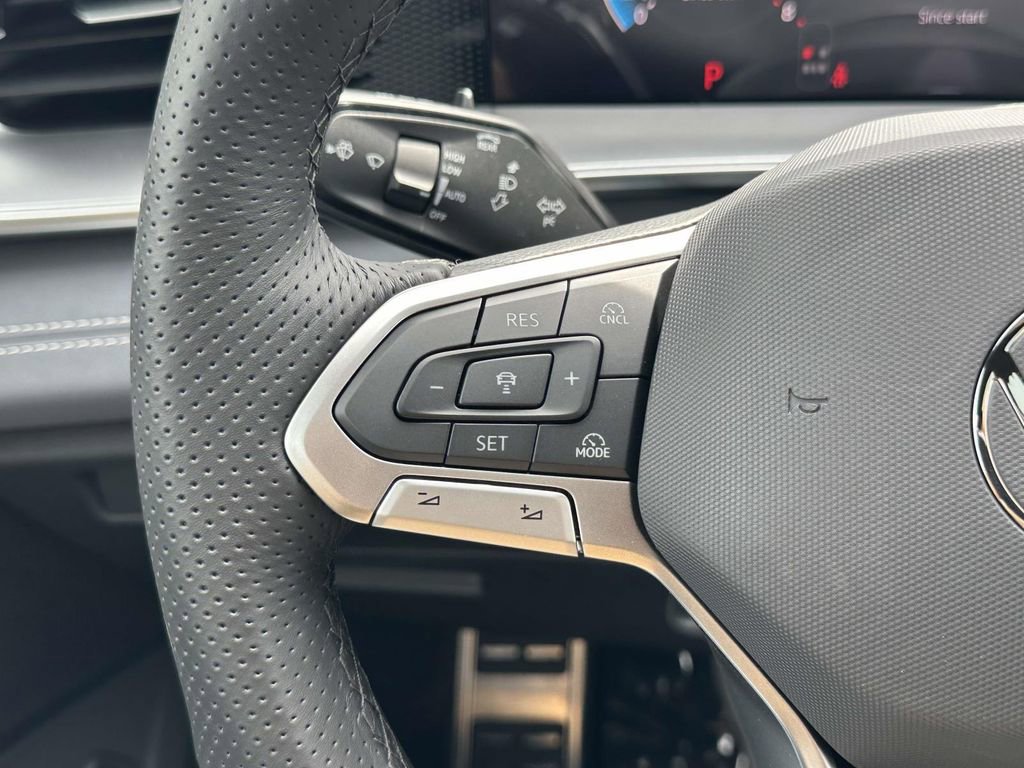 New 2026 Volkswagen Tiguan SE R-Line FWD image 18