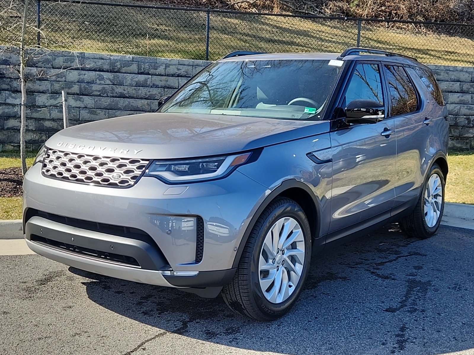 Certified 2025 Land Rover Discovery S image 1