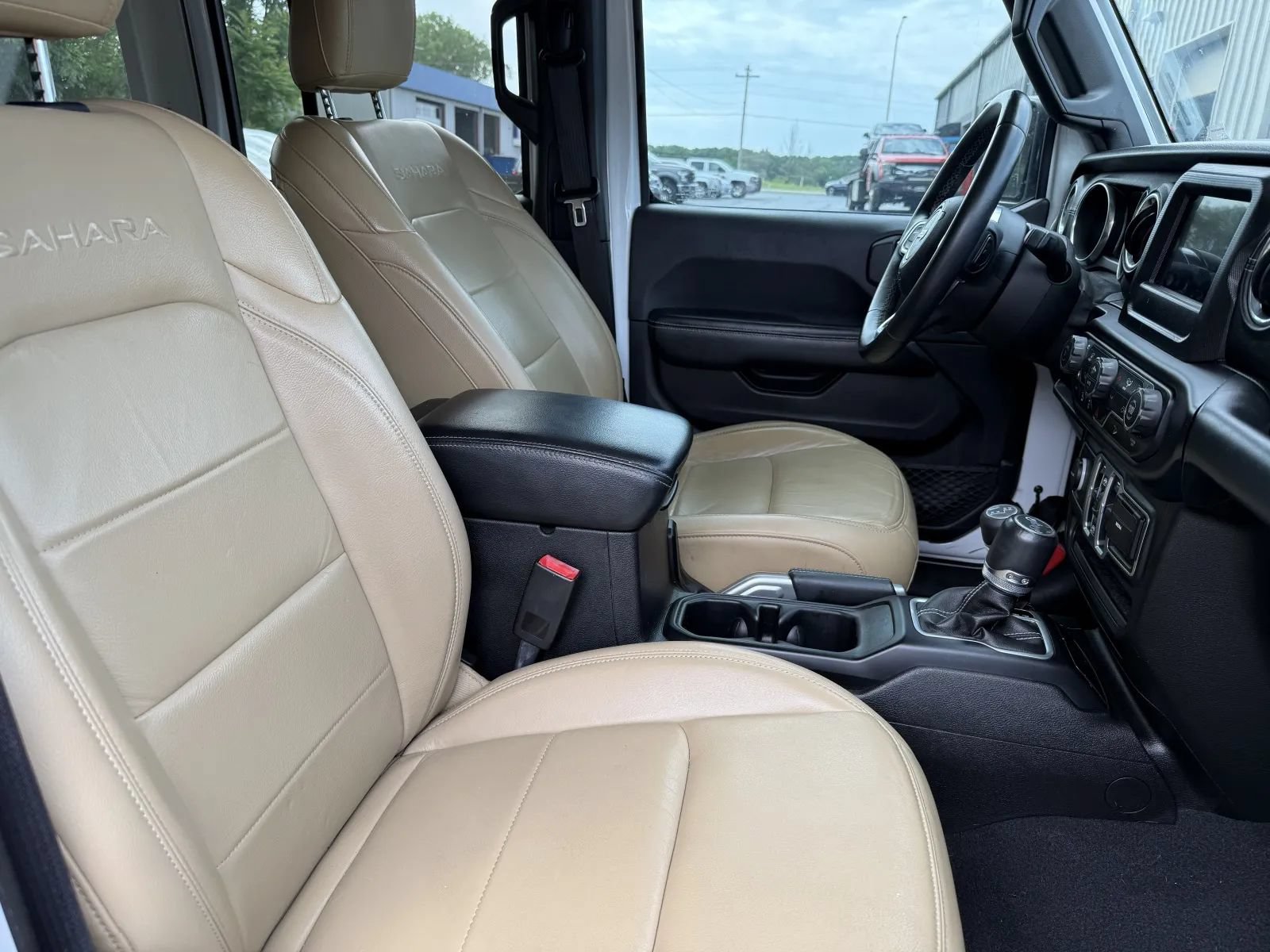 Used 2018 Jeep Wrangler Unlimited Sahara w/ LED Lighting Group AWD/4WD image 9