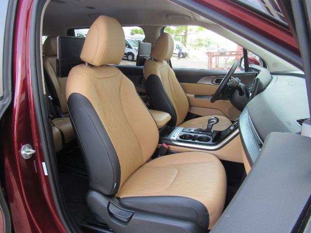 Used 2023 Kia Carnival LX image 25