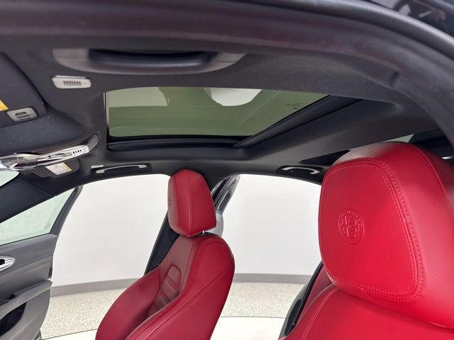Used 2022 Alfa Romeo Giulia Veloce AWD/4WD image 2