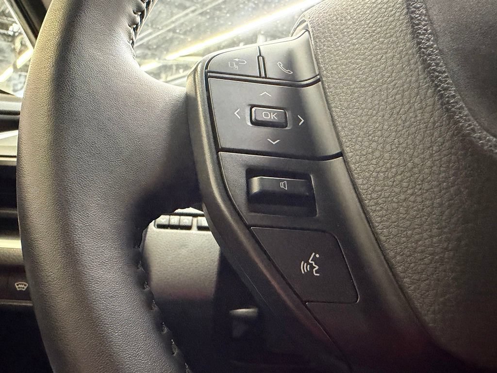 Used 2025 Toyota Prius LE FWD image 18