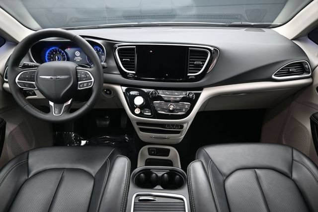 Used 2024 Chrysler Pacifica Touring-L FWD image 19