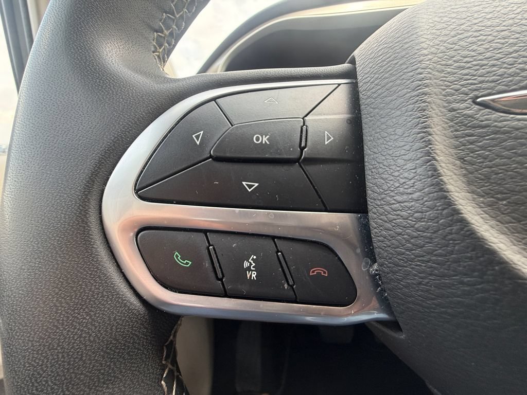 Used 2022 Chrysler Pacifica Touring-L FWD image 16