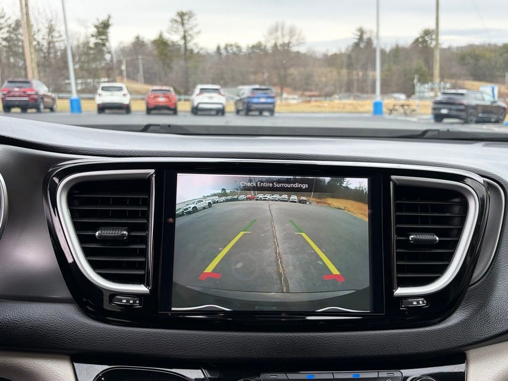 Used 2024 Chrysler Pacifica Touring-L image 15