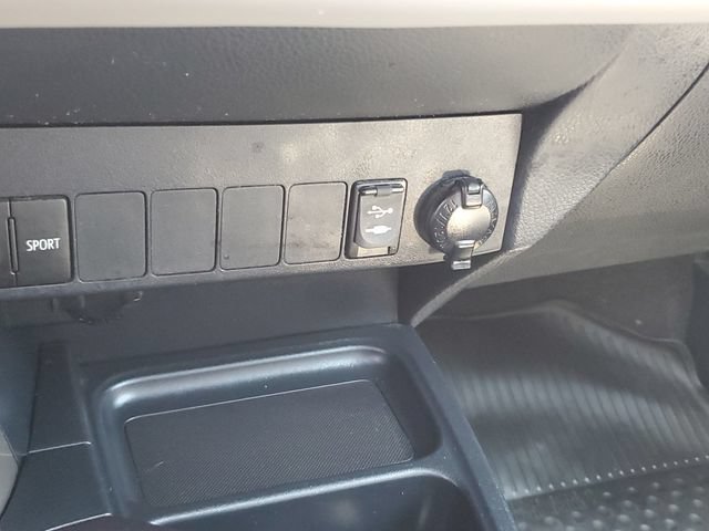Used 2018 Toyota RAV4 XLE AWD/4WD image 18