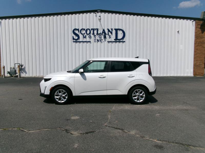 Used 2025 Kia Soul LX w/ LX Technology Package FWD image 1