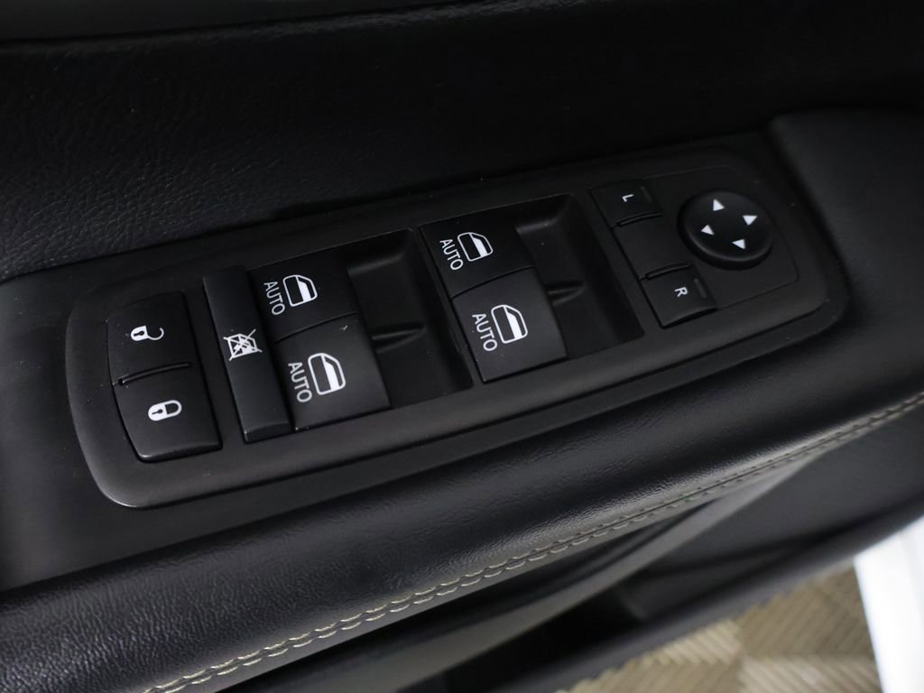 Used 2025 Chrysler Pacifica Select FWD image 36