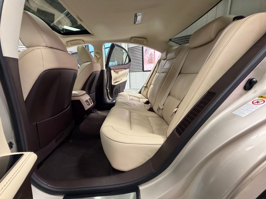 Used 2017 Lexus ES 300h w/ Luxury Package image 55