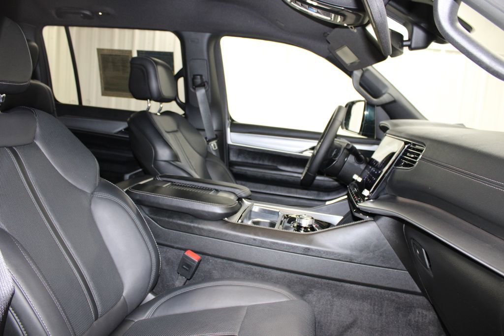 Used 2025 Jeep Wagoneer L Series II w/ 8-pass Seating Package image 33