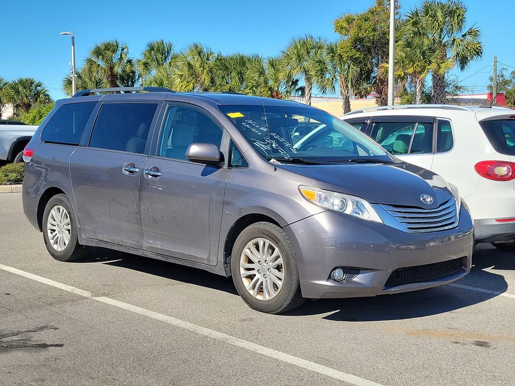 Used 2014 Toyota Sienna XLE image 3