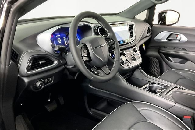 New 2026 Chrysler Pacifica Limited w/ Uconnect Theater Family Group image 8