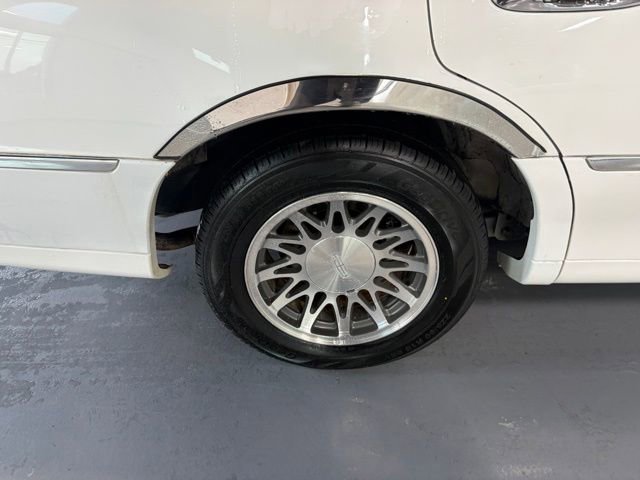 Used 2000 Lincoln Town Car Executive RWD image 39