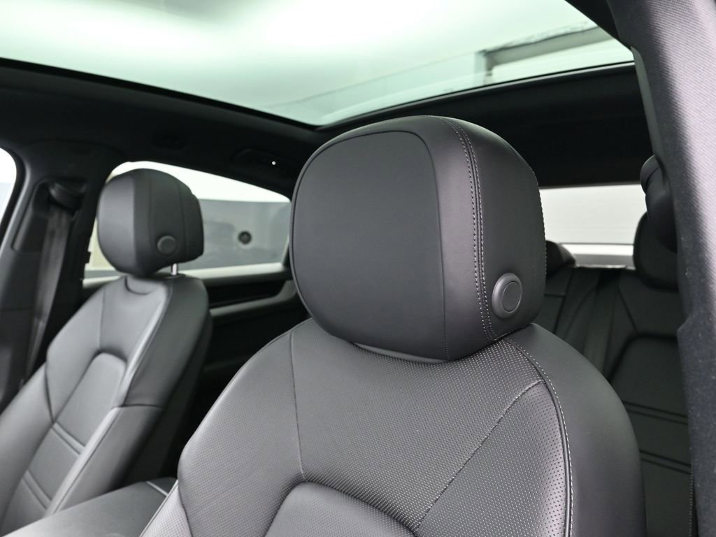Certified 2025 Porsche Cayenne Coupe image 16