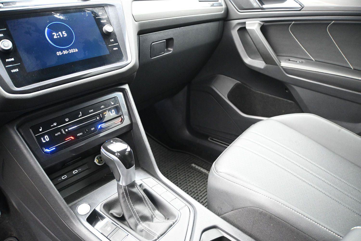 Used 2024 Volkswagen Tiguan SE R-Line AWD/4WD image 4