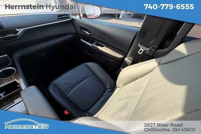Used 2025 Toyota Sienna Platinum image 11
