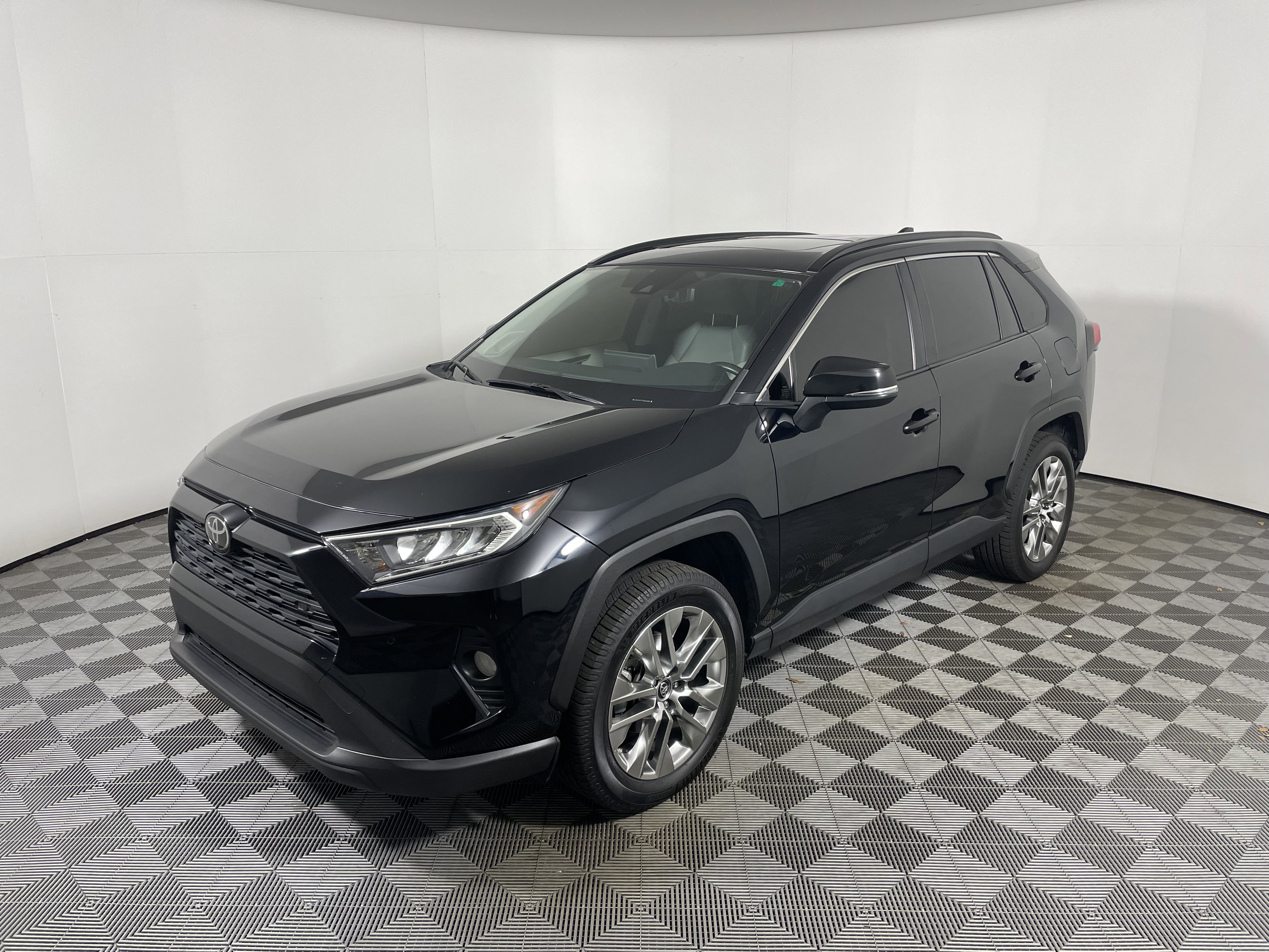 Used 2019 Toyota RAV4 XLE Premium image 9