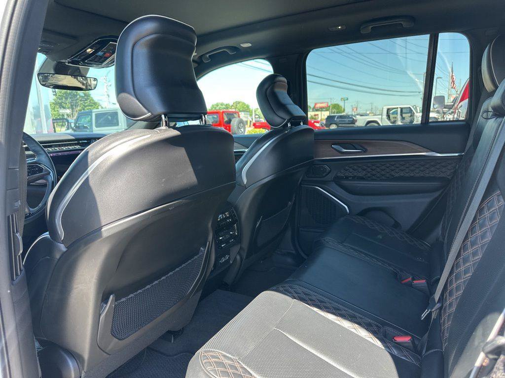 Used 2022 Jeep Grand Cherokee Summit RWD image 17