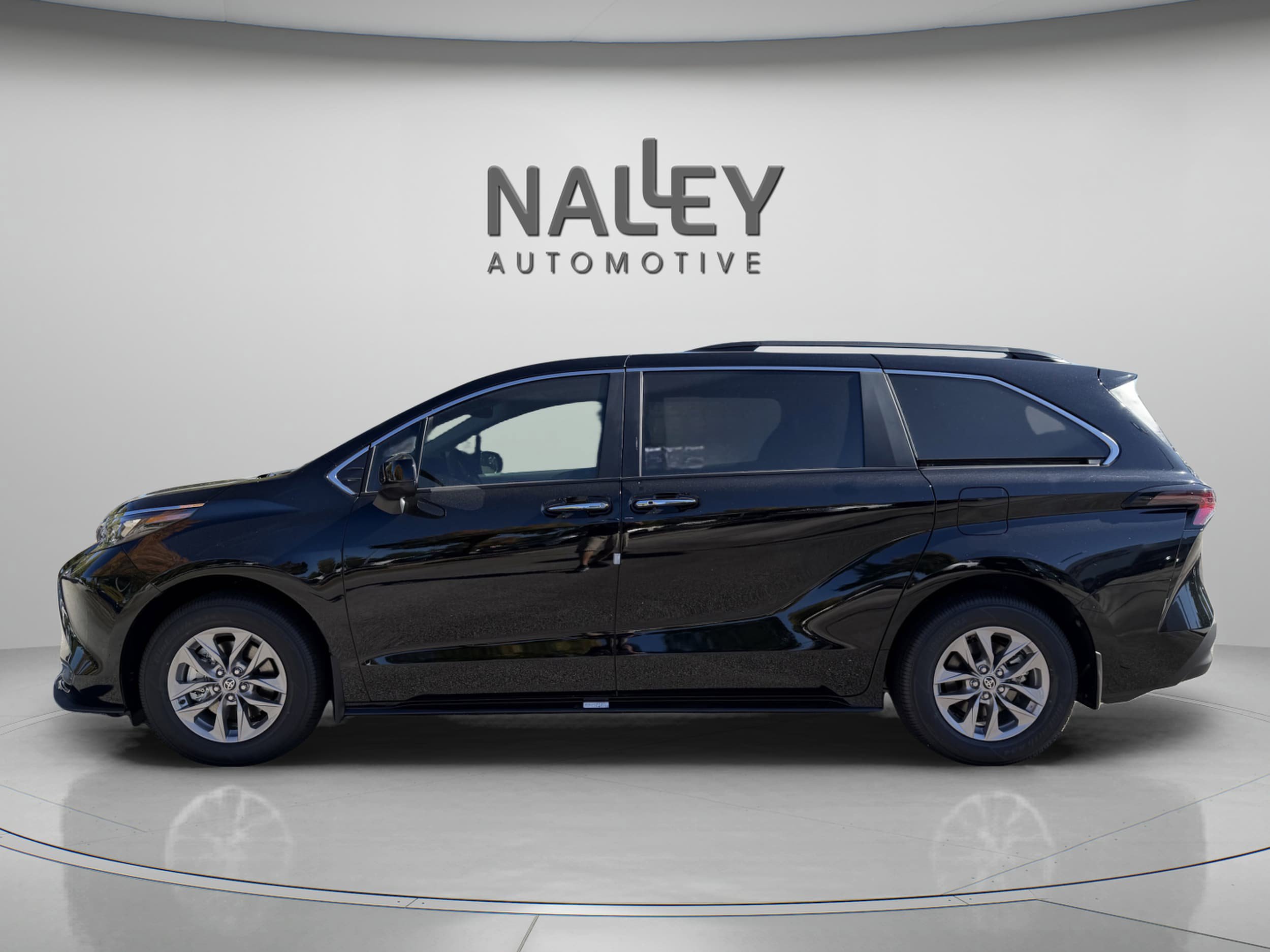 Certified 2025 Toyota Sienna XLE FWD image 3