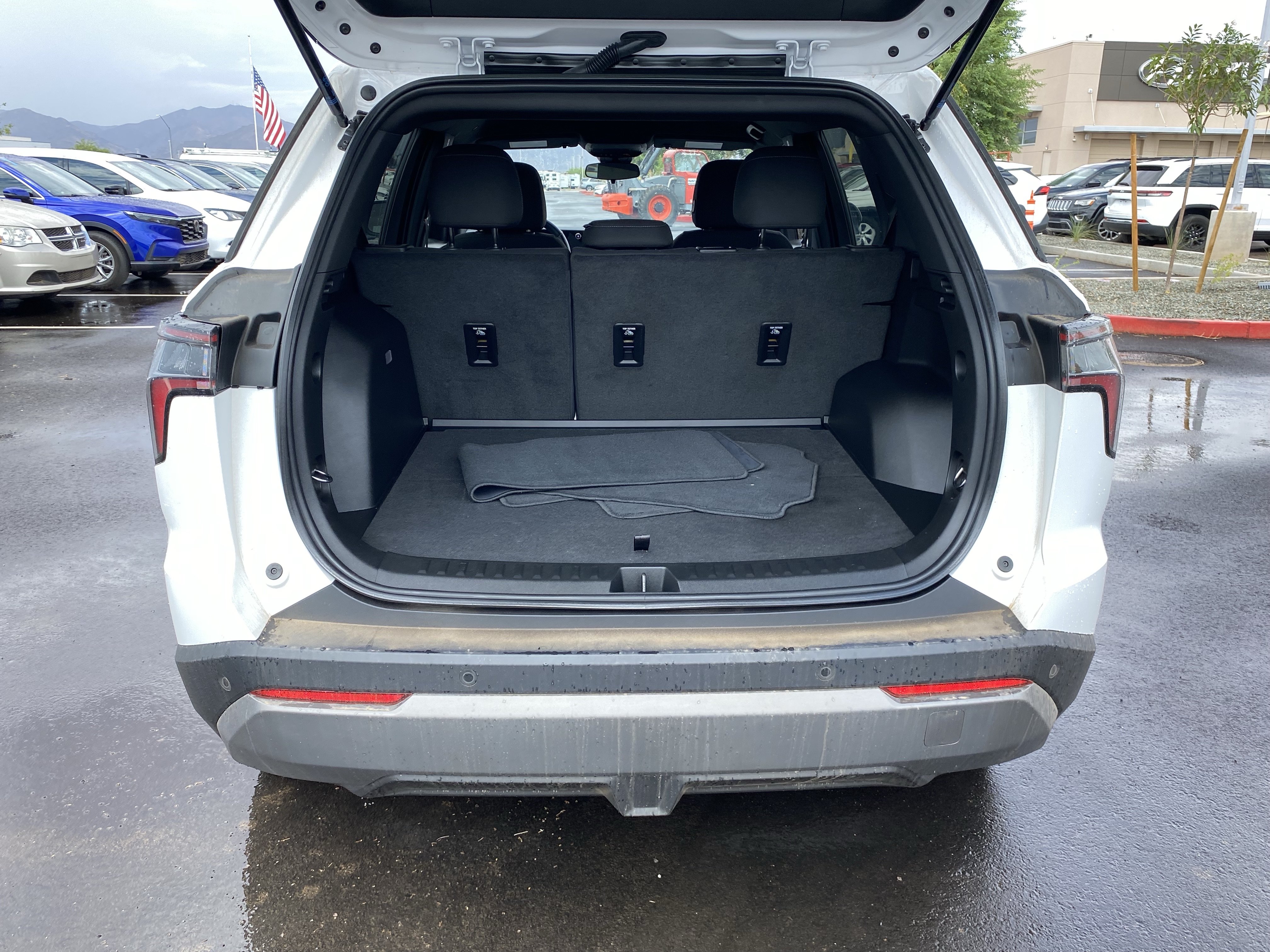 Used 2025 Chevrolet Equinox LT FWD image 14