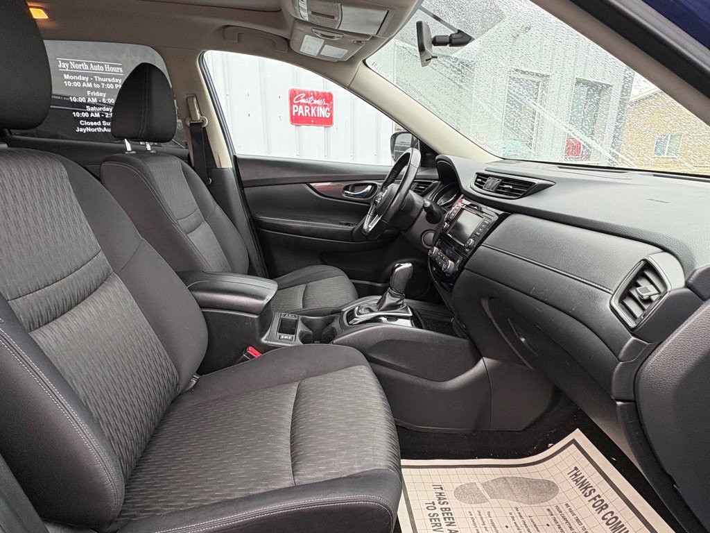 Used 2018 Nissan Rogue SV w/ Sun & Sound Touring Package image 16
