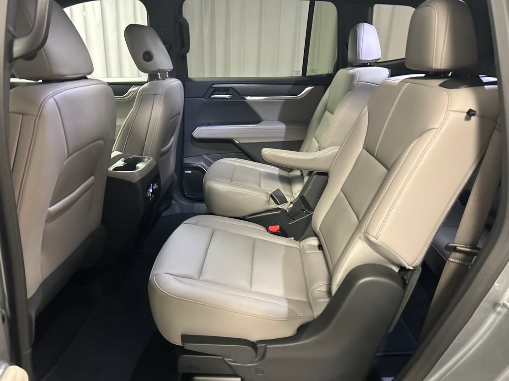 Used 2026 GMC Acadia Elevation w/ Elevation Premium Package FWD image 23