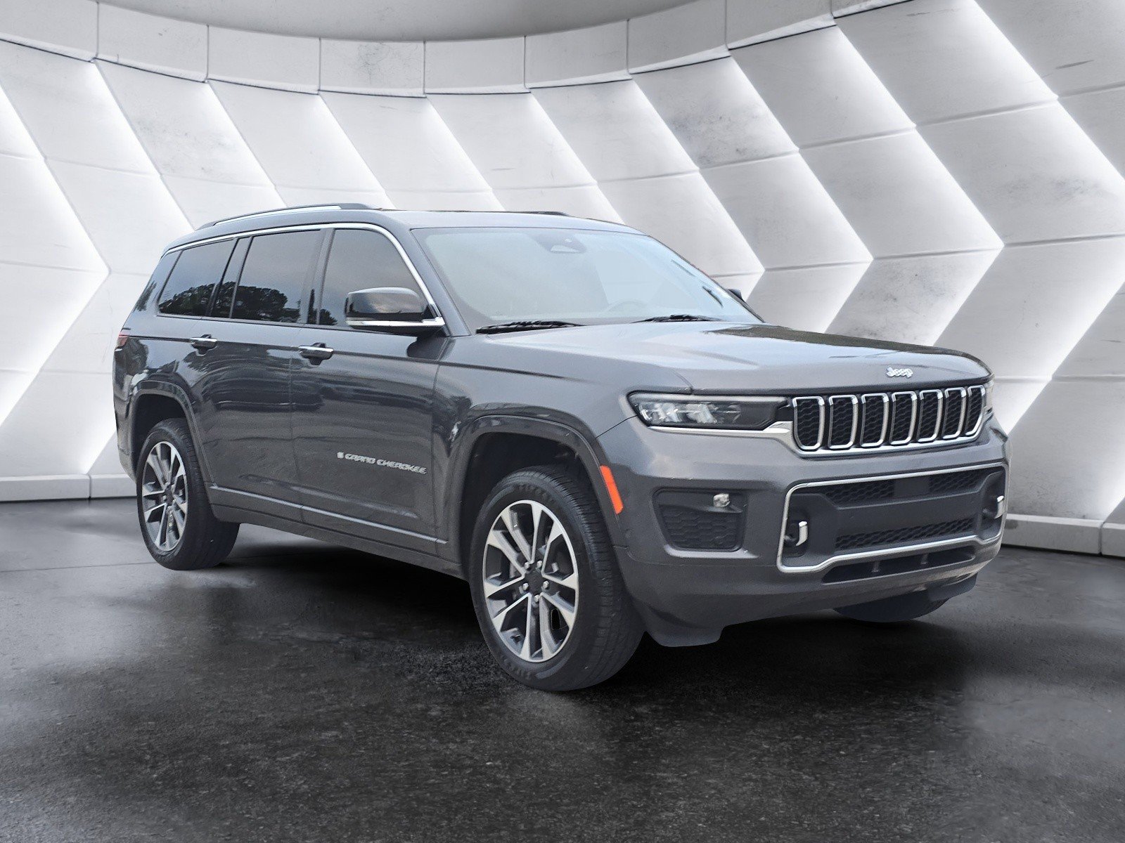 Used 2021 Jeep Grand Cherokee L Overland w/ Luxury Tech Group IV image 2