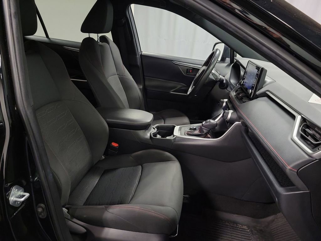 Used 2021 Toyota RAV4 SE image 25