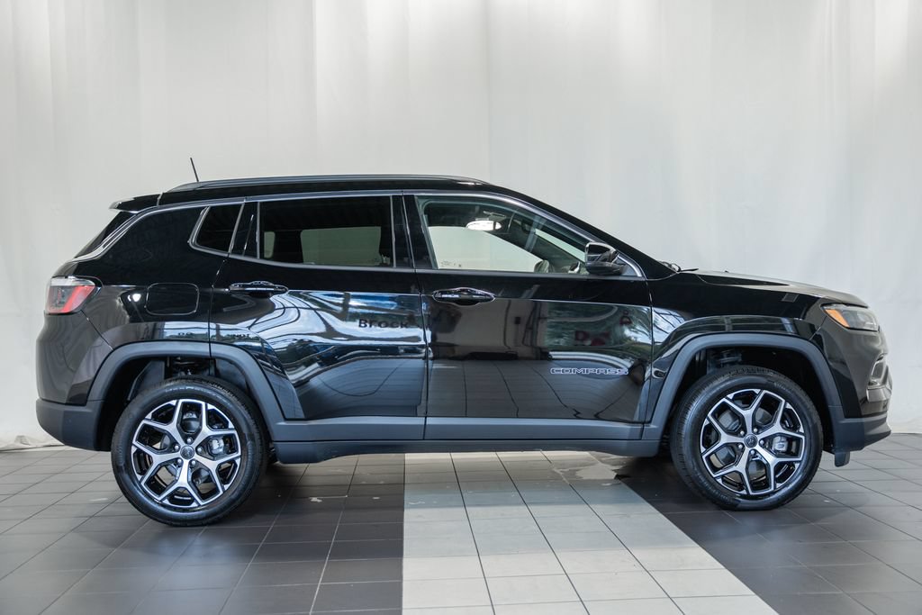 Certified 2025 Jeep Compass Limited AWD/4WD image 3