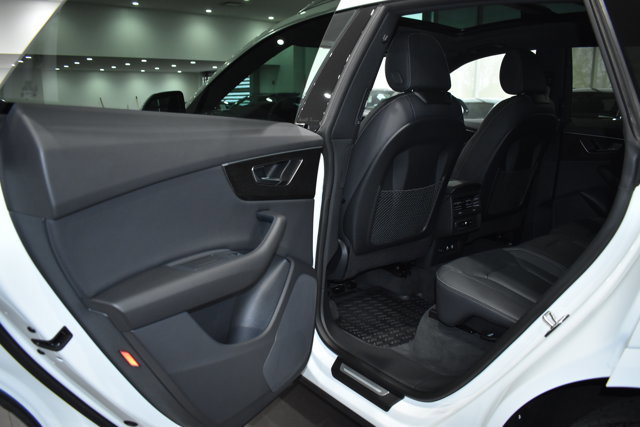 Used 2025 Audi Q8 Premium image 34