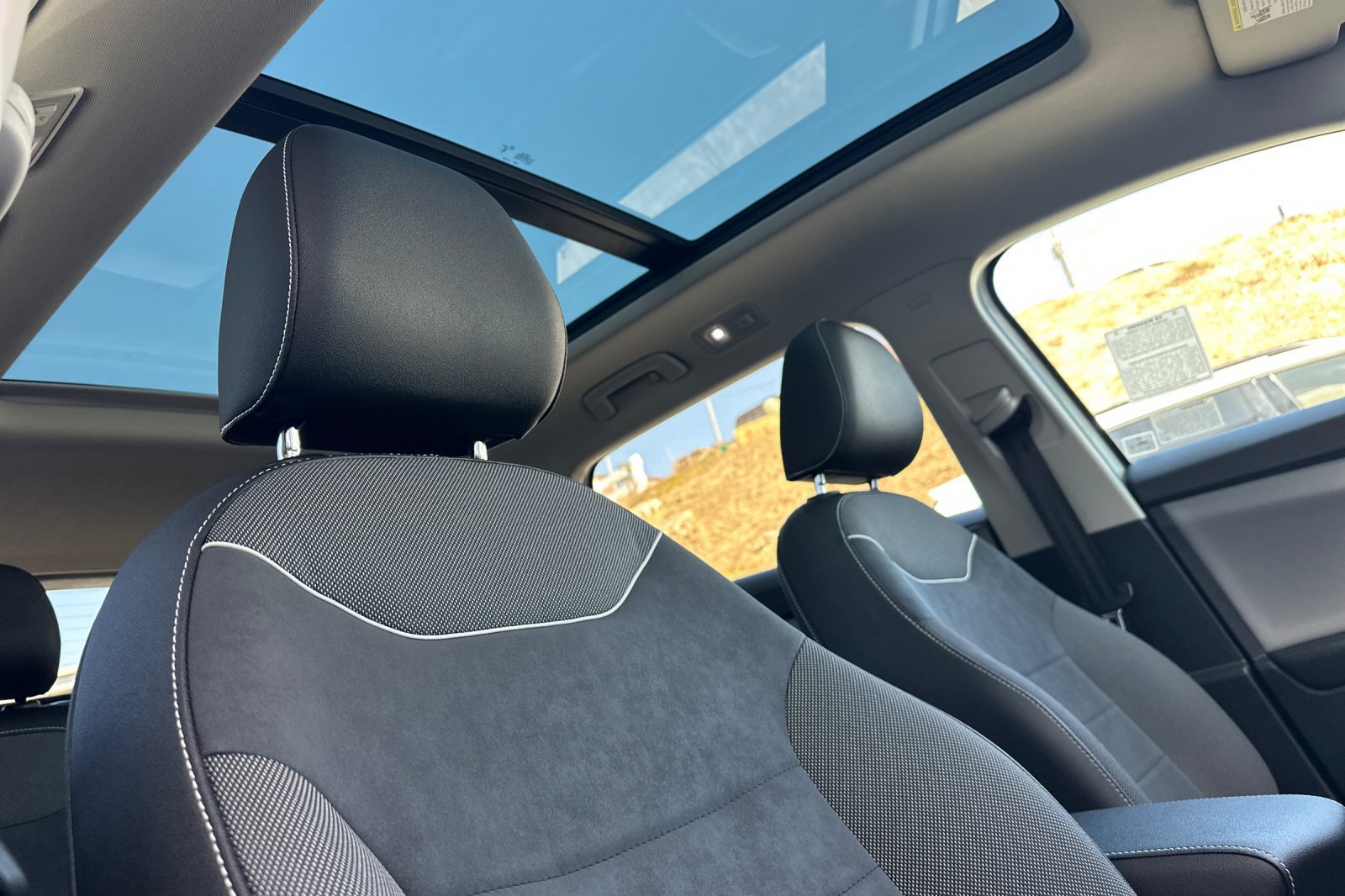 Used 2023 Volkswagen Taos SE w/ Panoramic Sunroof Package FWD image 17