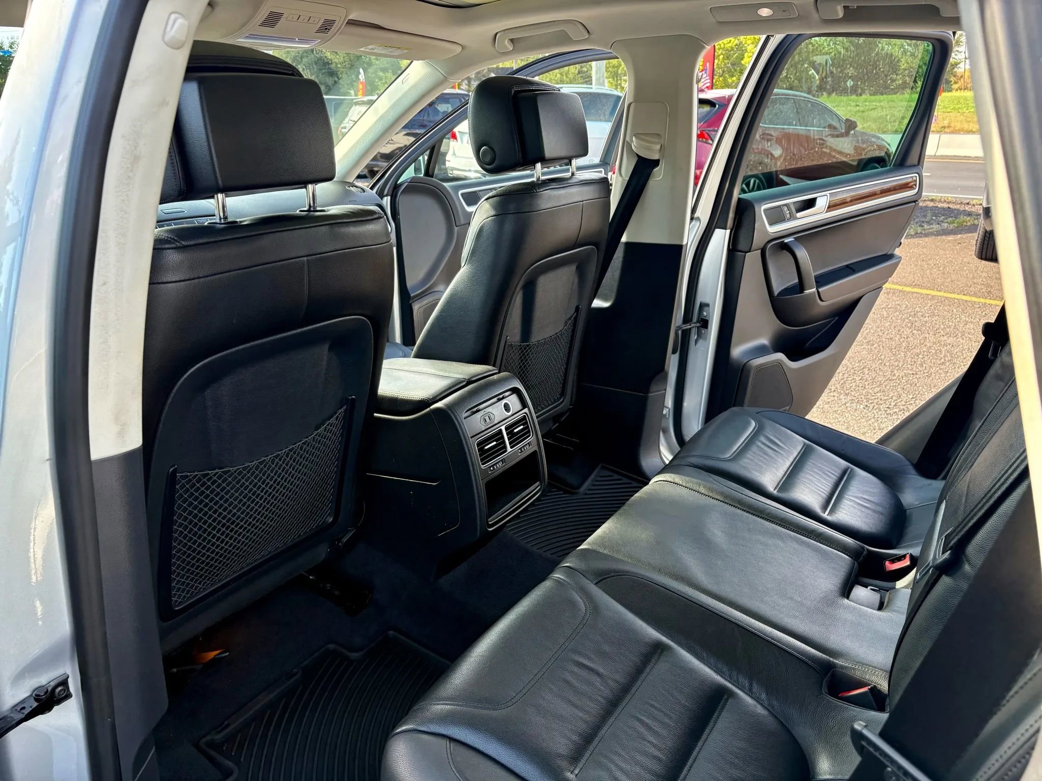 Used 2015 Volkswagen Touareg VR6 image 19