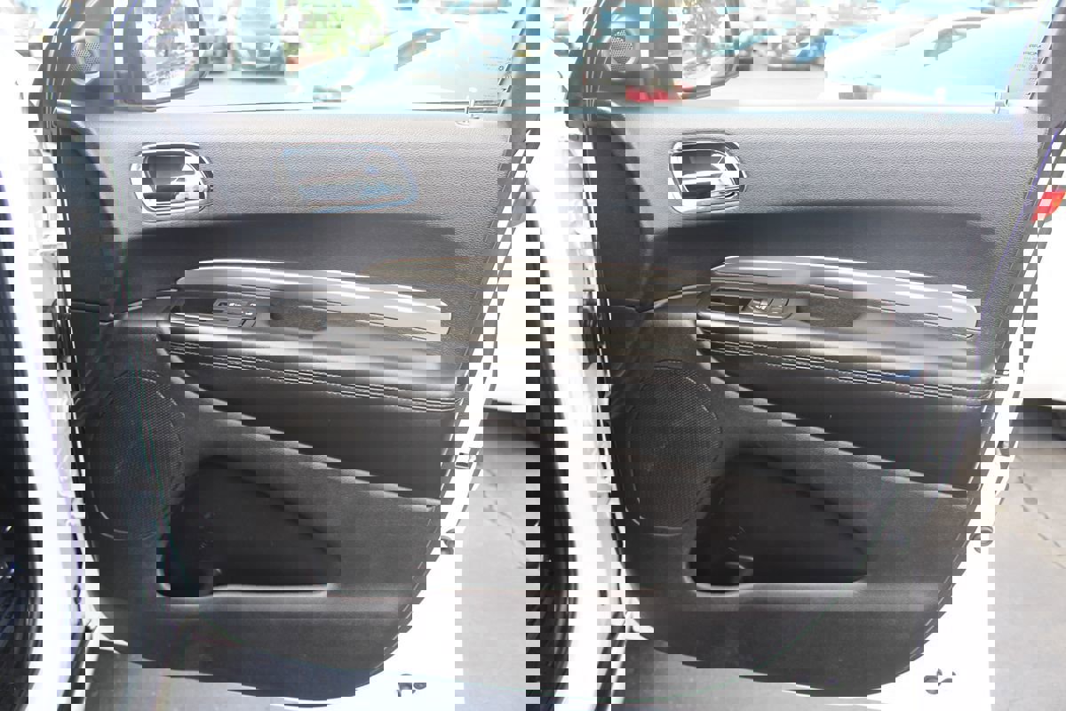 Used 2018 Dodge Durango SXT w/ 3rd Row Seating Group AWD/4WD image 21