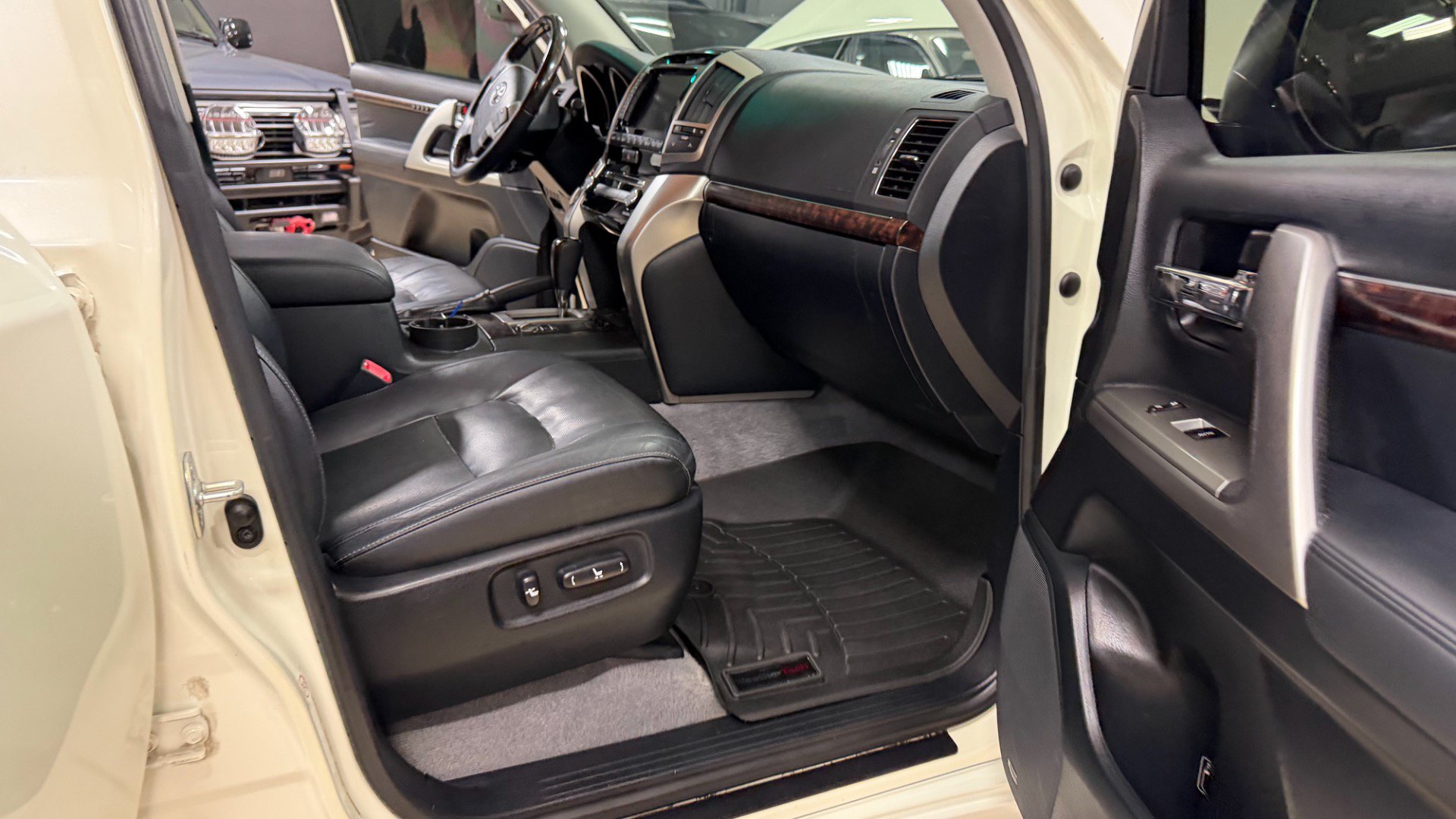 Used 2014 Toyota Land Cruiser AWD/4WD image 27
