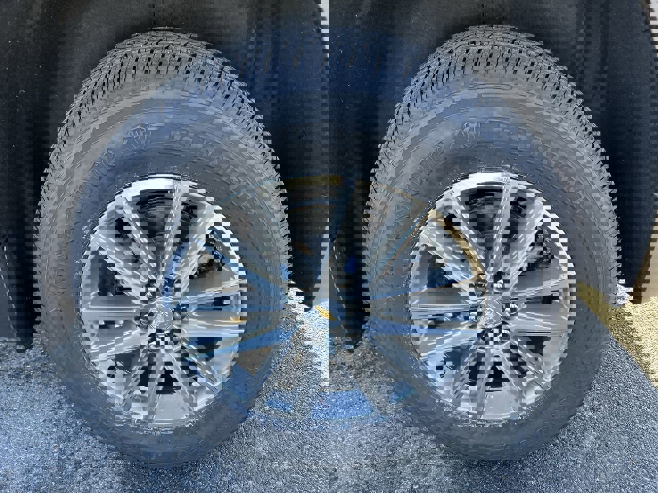 Used 2023 Chevrolet Traverse LT image 9