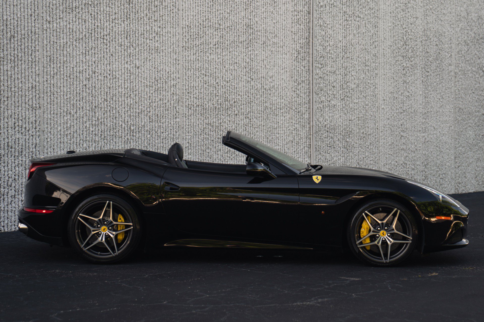 Used 2017 Ferrari California T RWD image 5