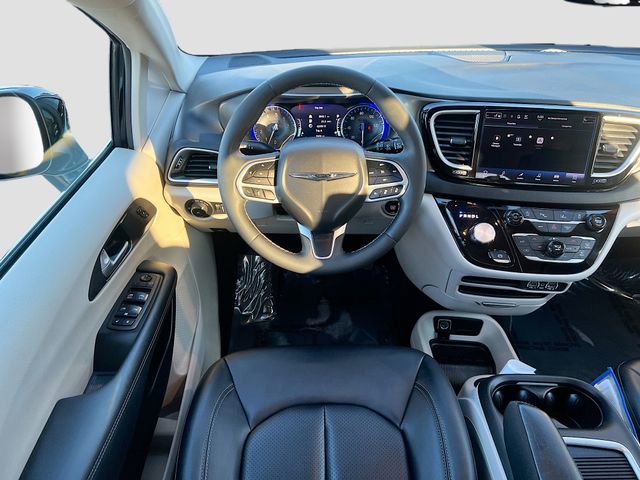 Used 2024 Chrysler Pacifica Touring-L image 20
