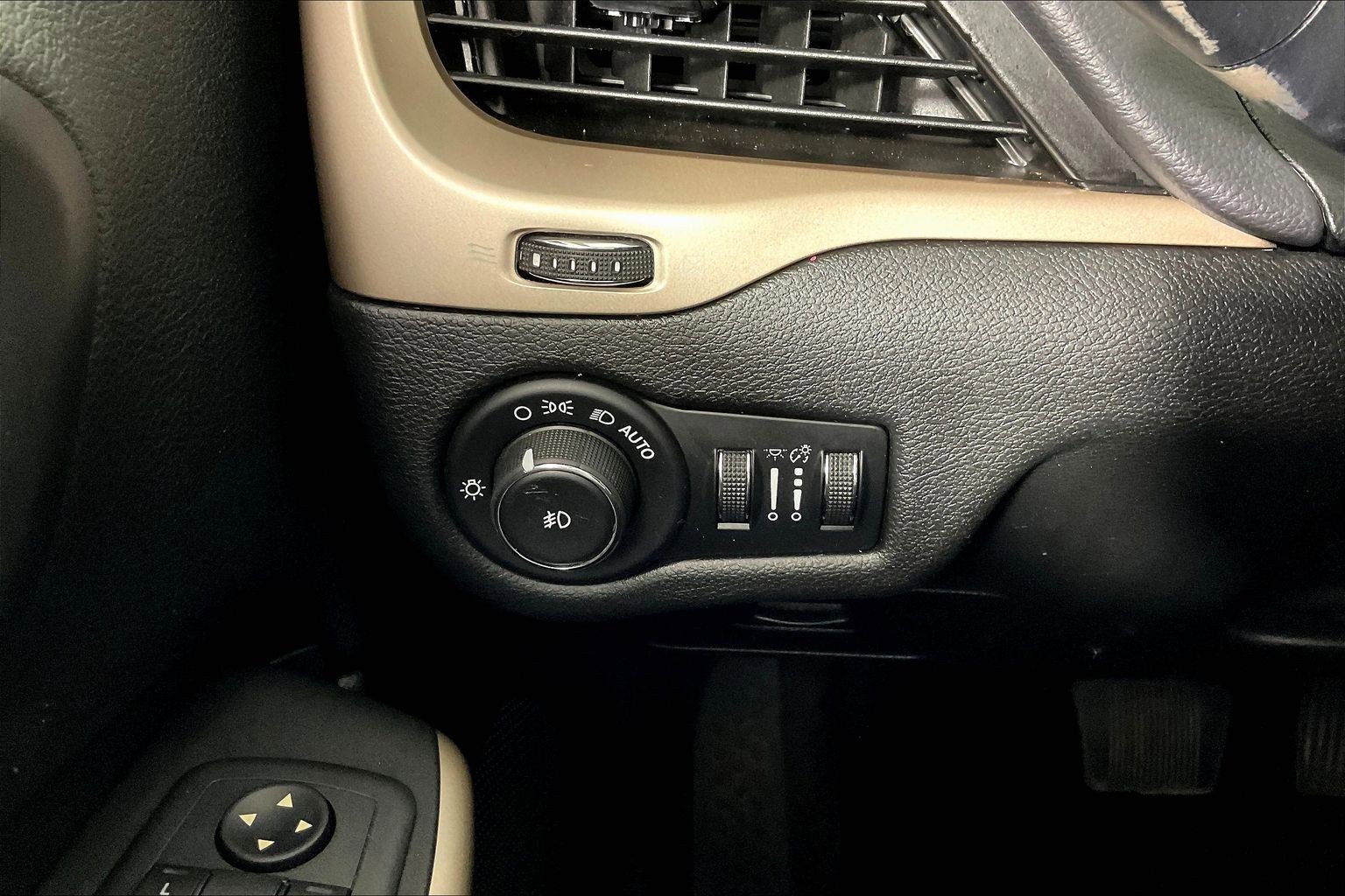 Used 2017 Jeep Cherokee Limited image 15