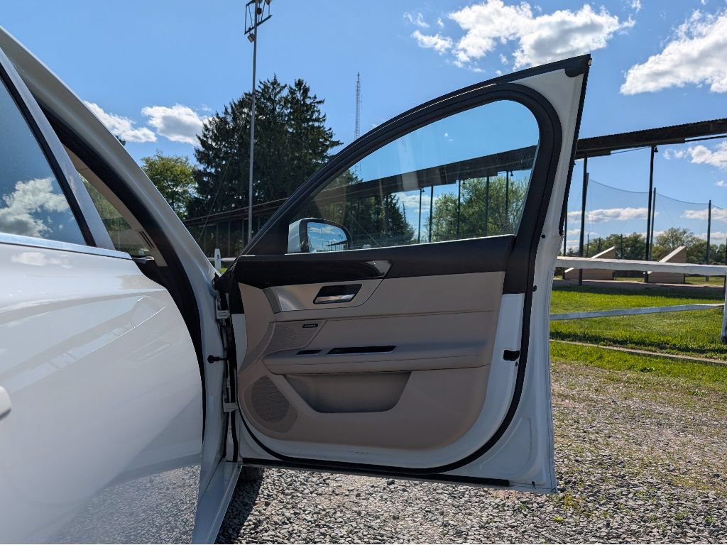 Used 2017 Jaguar XF Premium AWD/4WD image 13