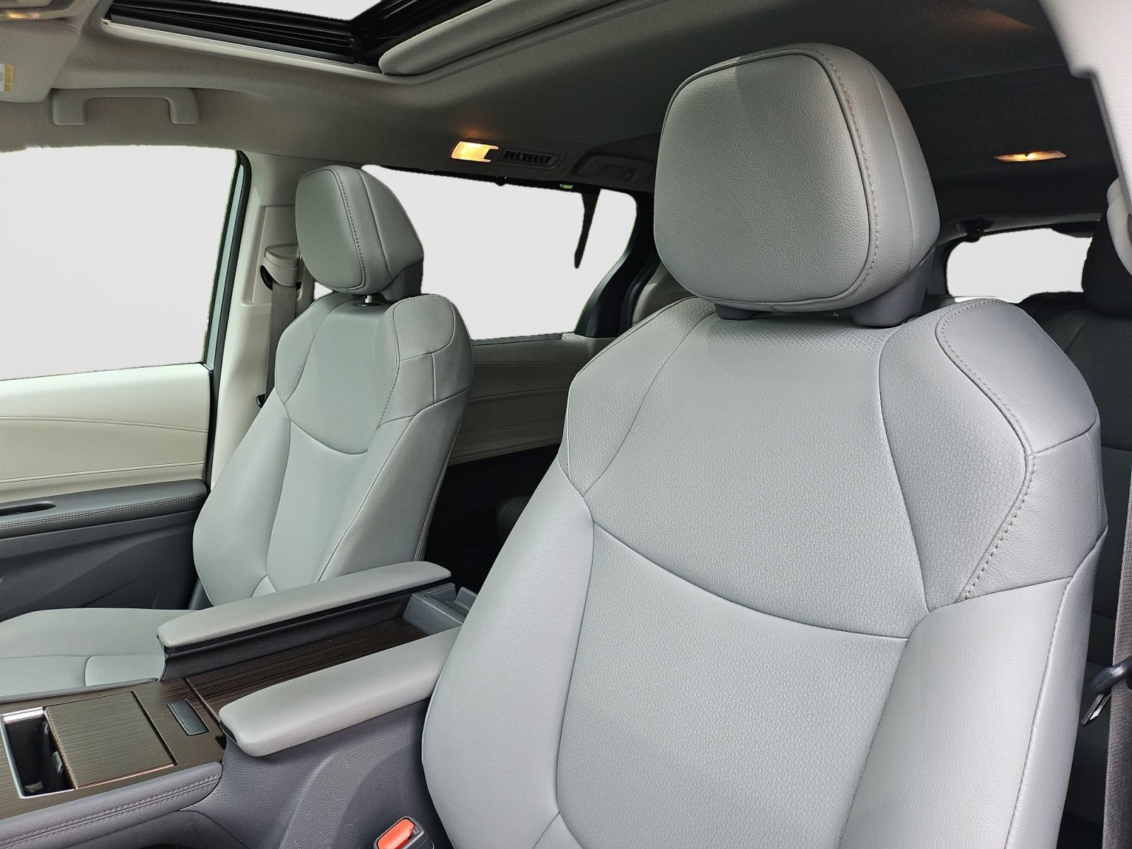 Used 2024 Toyota Sienna XLE FWD image 23