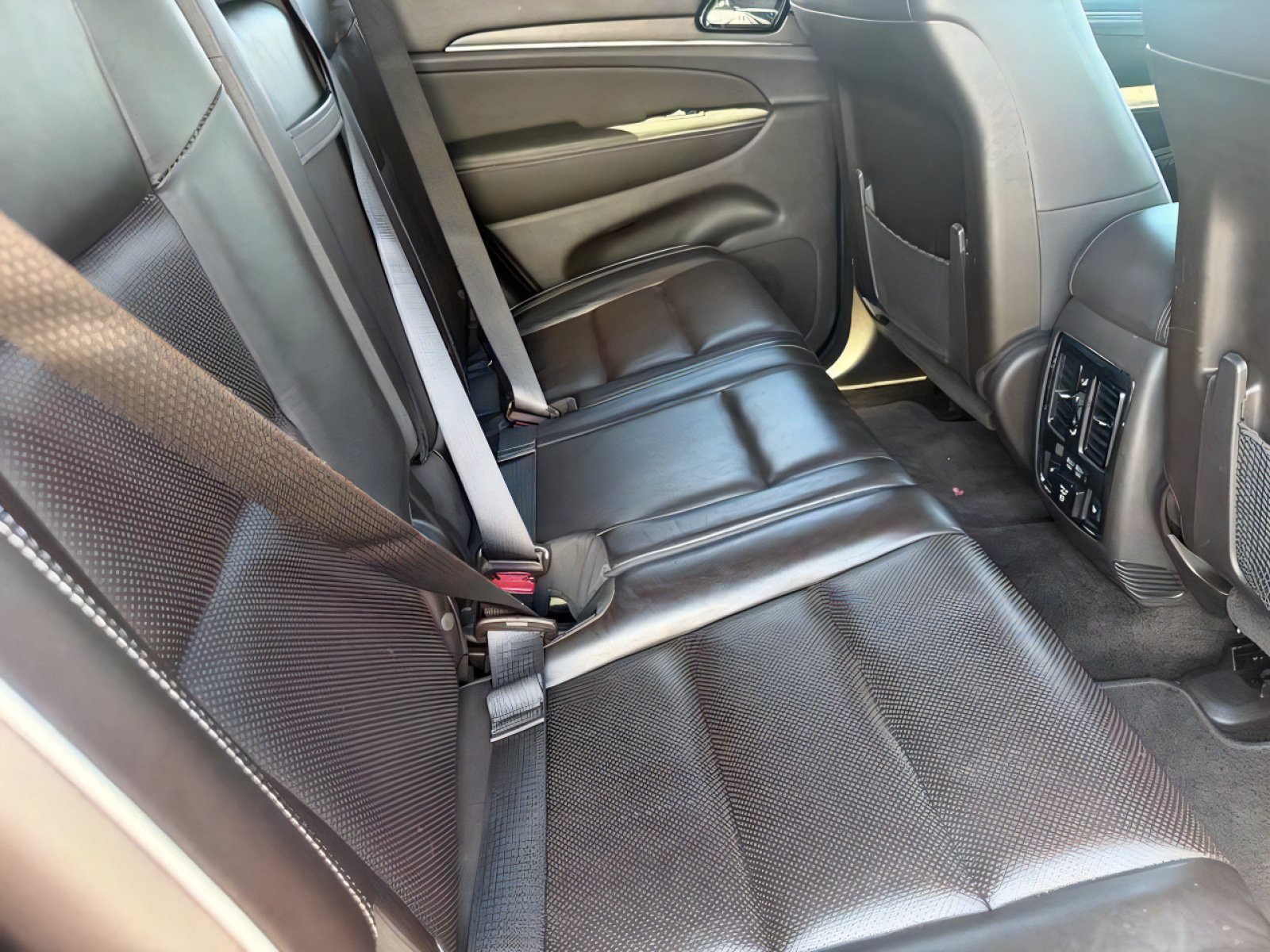Used 2019 Jeep Grand Cherokee Overland AWD/4WD image 12