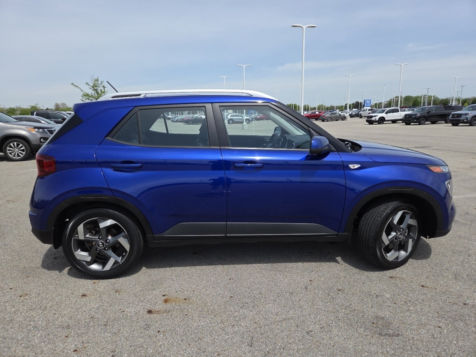 Used 2023 Hyundai Venue Limited FWD image 19