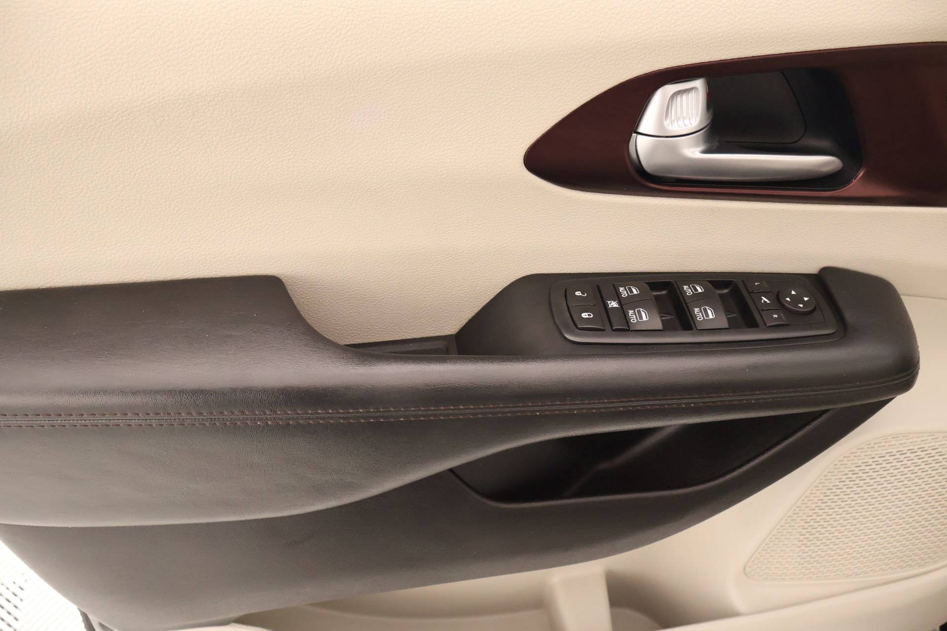 Used 2017 Chrysler Pacifica Limited w/ Tire & Wheel Group image 18