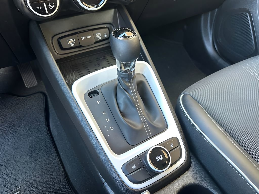 Used 2025 Hyundai Venue Limited image 23