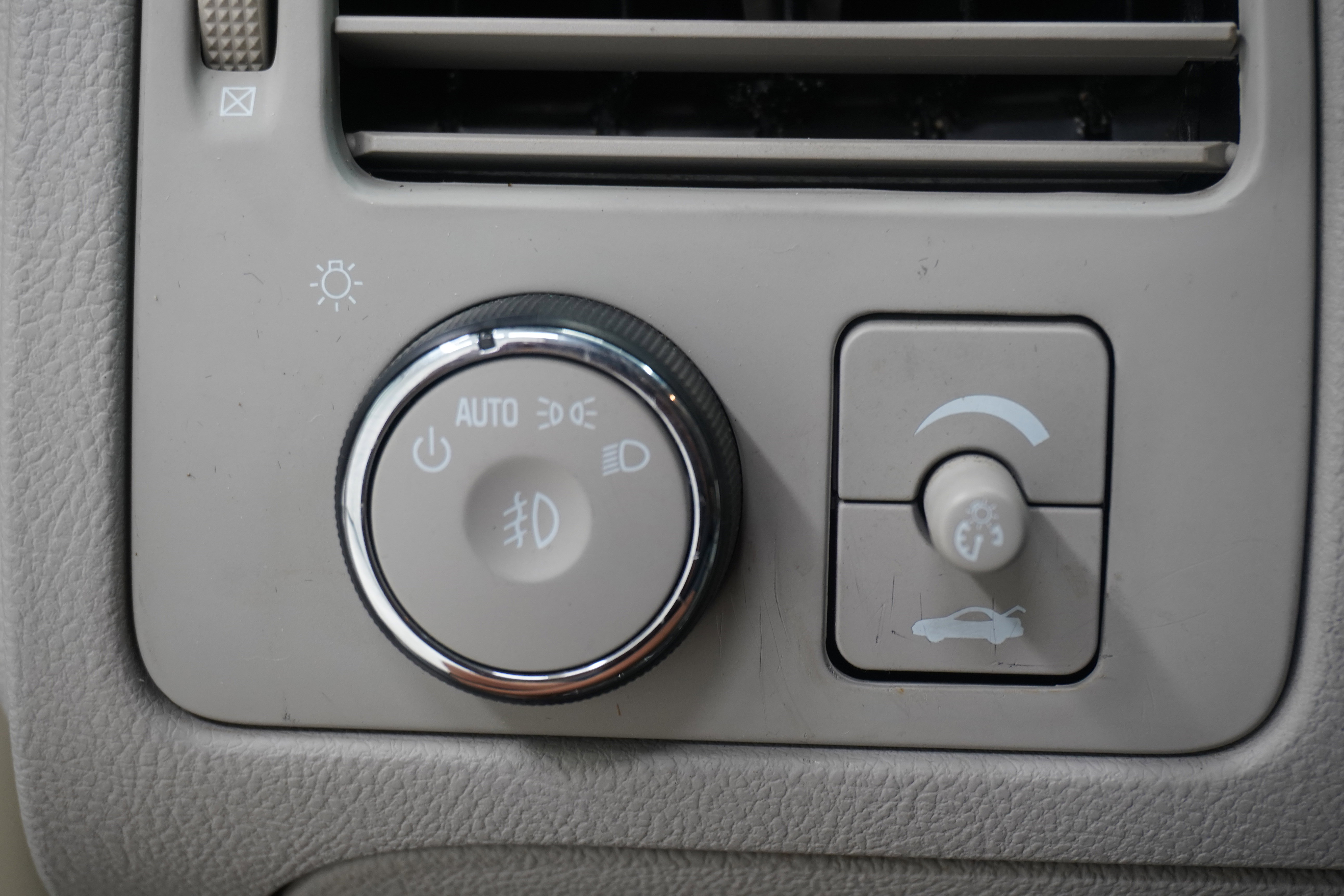 Used 2010 Buick Lucerne CXL w/ Driver Confidence Package FWD image 19