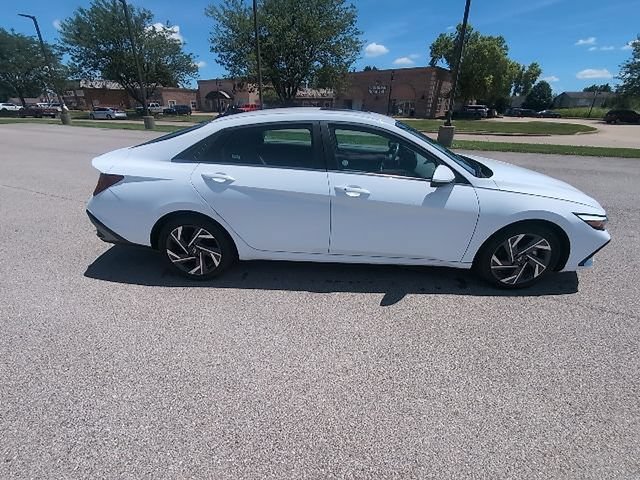 Used 2025 Hyundai Elantra SEL FWD image 2