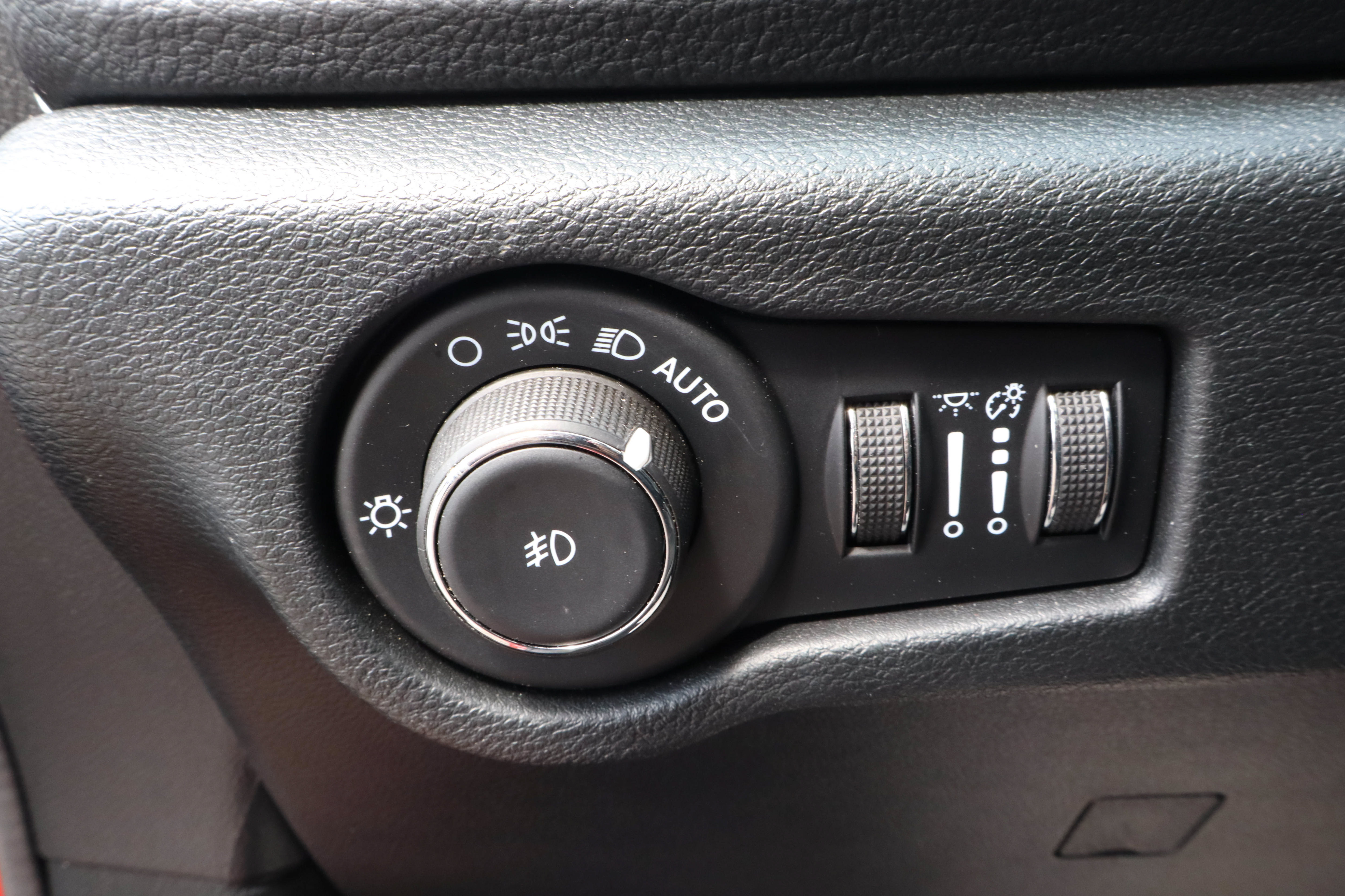 Used 2025 Chrysler Pacifica Limited FWD image 16